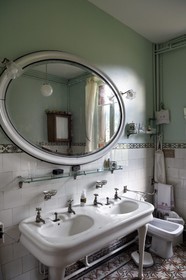 France, Alpes-de-Haute-Provence (04), vallée de l'Ubaye, Jausiers,  Villa mexicaine connue sous le nom de Villa San Carlos, la salle de bain est signe de richesse pour l’époque