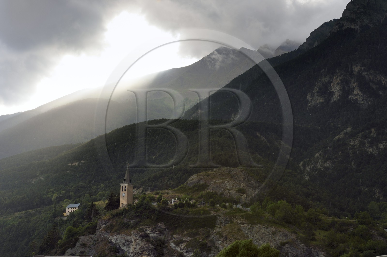 France, Alpes-de-Haute-Provence (04), vallée de l'Ubaye, Jausiers, le clocher de l'église et le cimetière au dessus du village