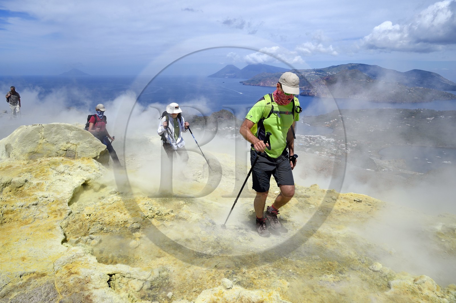 Italie, Sicile, iles Eoliennes, classées Patrimoine Mondial de l'UNESCO, ile de Vulcano, randonneurs dans l'ascension du cratère du volcan della Fossa à travers les fumerolles soufrées, l'Ile de Lipari puis Ile de Salina en arrière plan