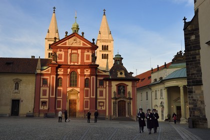 République Tchèque, Prague, Hradcany (quartier du chateau), les tours romanes et la facade baroque de la basilique Saint-Georges