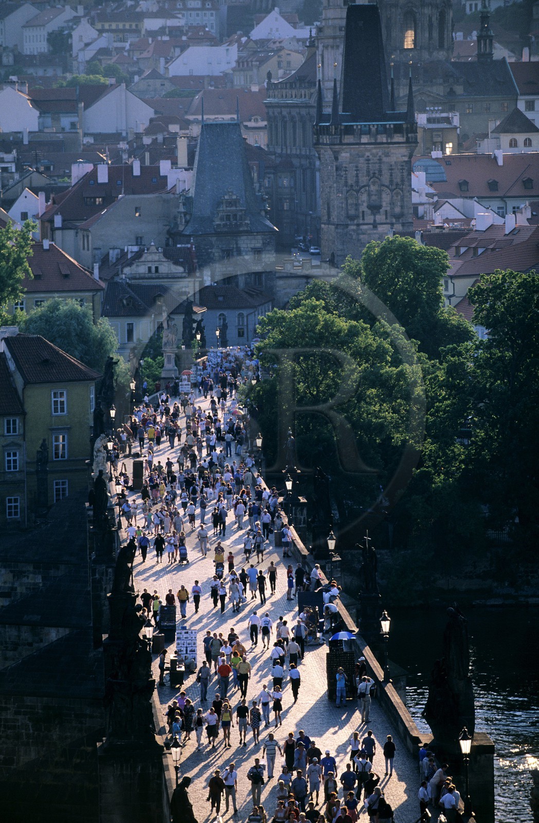 République Tchèque, Prague, le Pont Charles sur la Vltava devant le quartier de Mala Strana