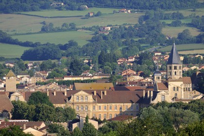 France, Saône et Loire (71), Cluny, ancienne abbaye avec le clocher de l'eau bénite qui domine la ville