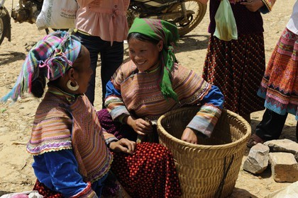 Vietnam, province de Lao Cai, région de Bac Ha, marché de Can Cau, femmes de la minorité Hmong Fleur