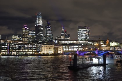 Royaume-Uni, Londres, les gratte-ciels de la City avec la tour 122 Leadenhall aussi surnommé The Cheesegrater par l'architecte Richard Rogers au centre et la tour 20 Fenchurch Street surnommée le Talkie-Walkie conçu par l'architecte Rafael Vinoly à droite, le Bankside Pier sur la Tamise au premier plan