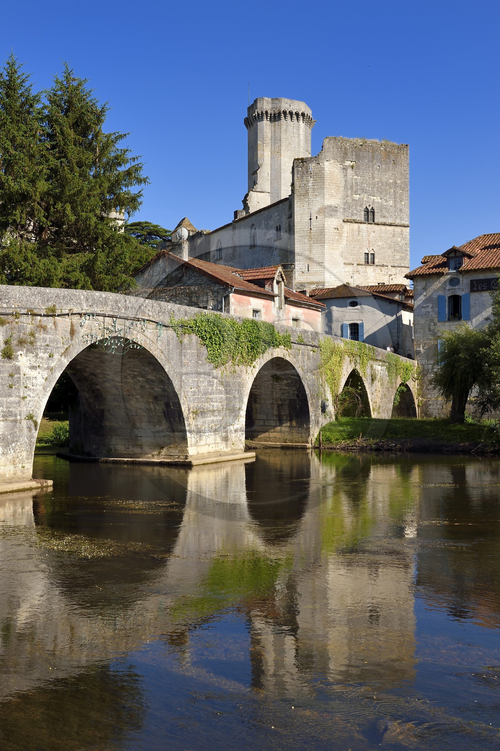 France, Dordogne (24), Périgord Vert, Bourdeilles, le pont sur la Dronne et le chateau médiéval du XIIIème siècle