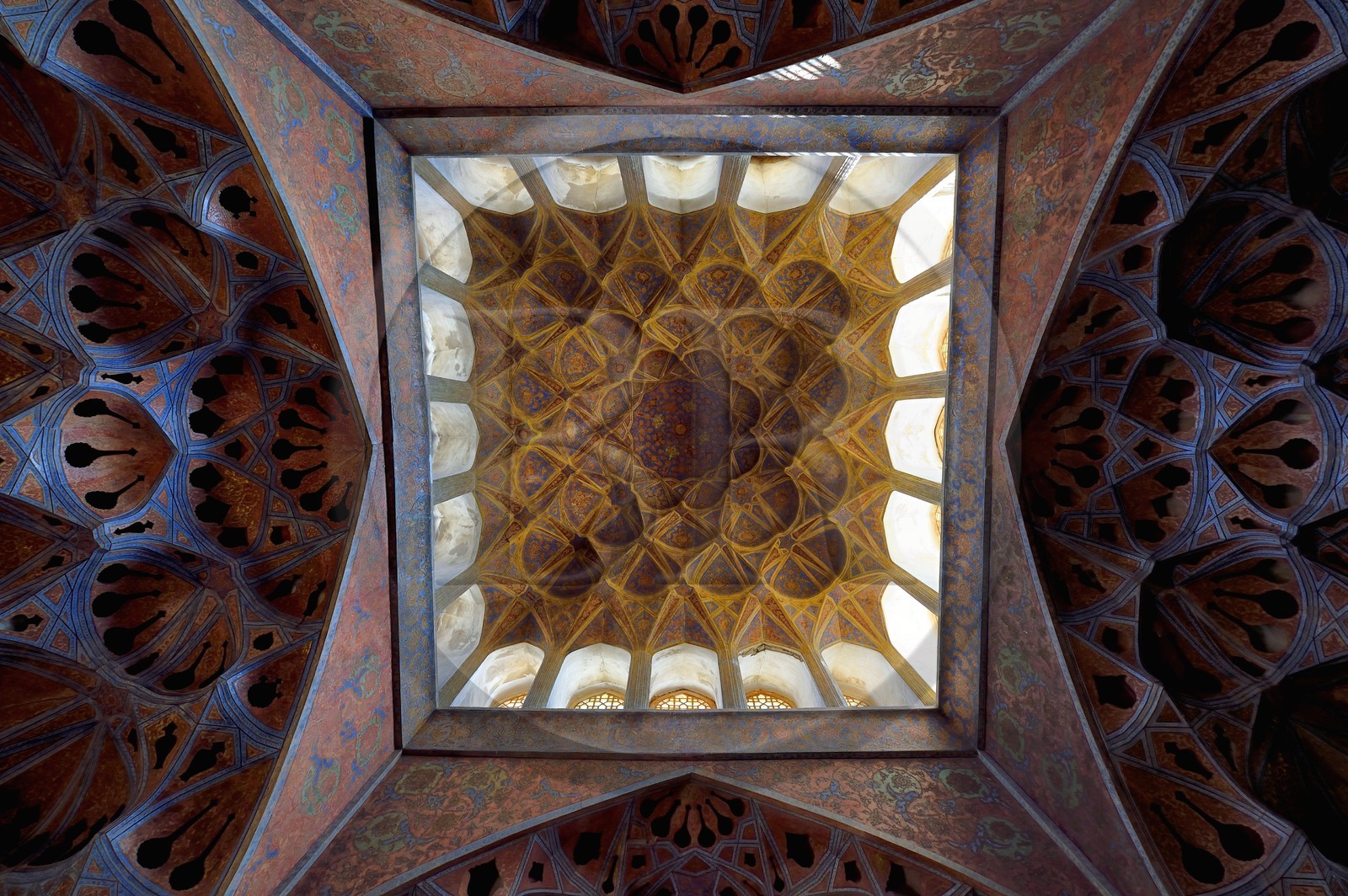 Iran, province d'Ispahan, Ispahan, place naghsh-i jahan aussi connue sous le nom de place Imam Khomeiny, palais Ali Qapu, plafond du salon de musique Iran, province d'Ispahan, Ispahan, place naghsh-i jahan aussi connue sous le nom de place Imam Khomeiny, palais Ali Qapu, plafond du salon de musique