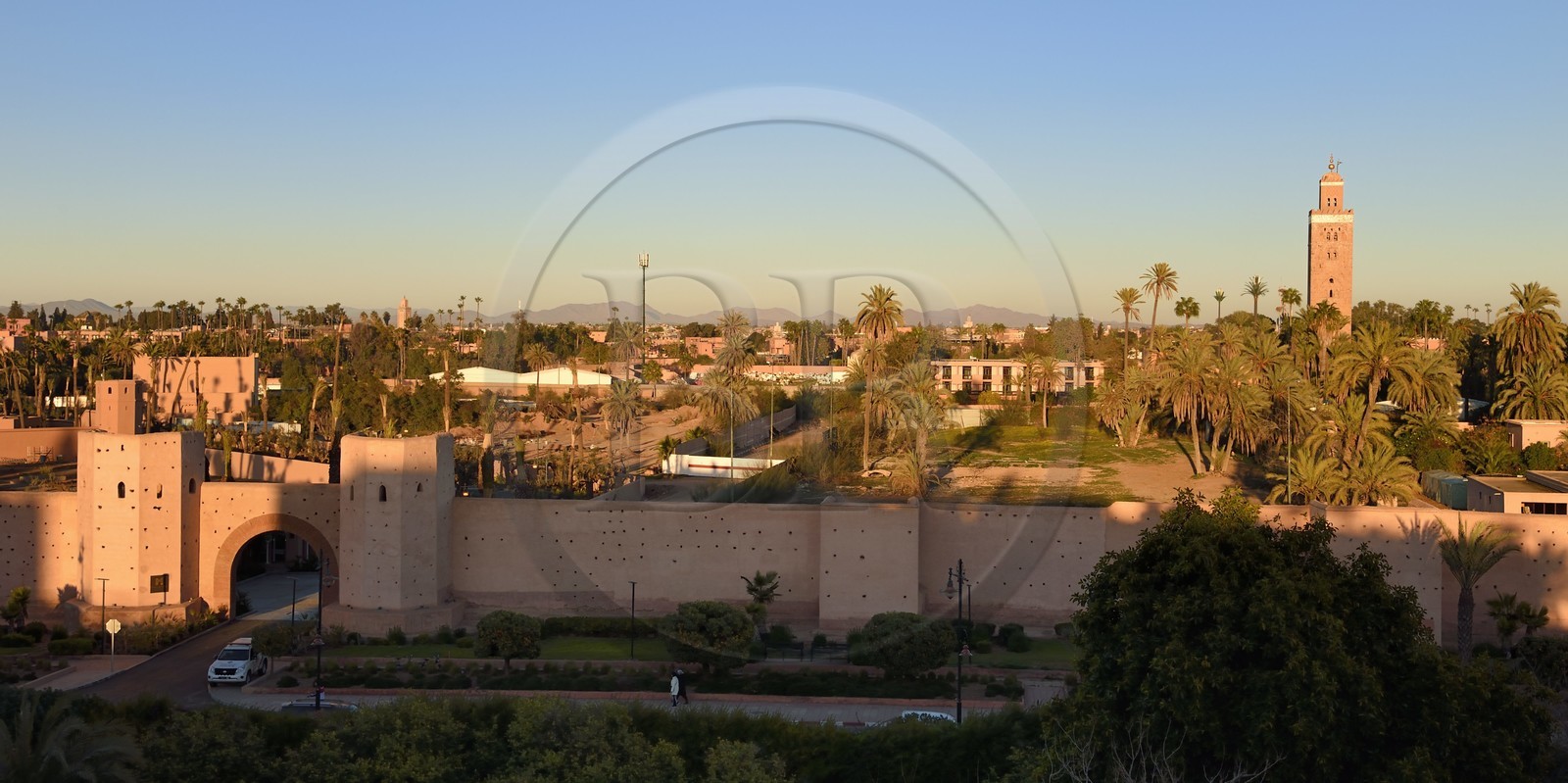 Maroc, Haut-Atlas, Marrakech, ville impériale, Médina classée Patrimoine Mondial de l'UNESCO, les remparts de la ville et le minaret de la mosquée la Koutoubia en arrière plan