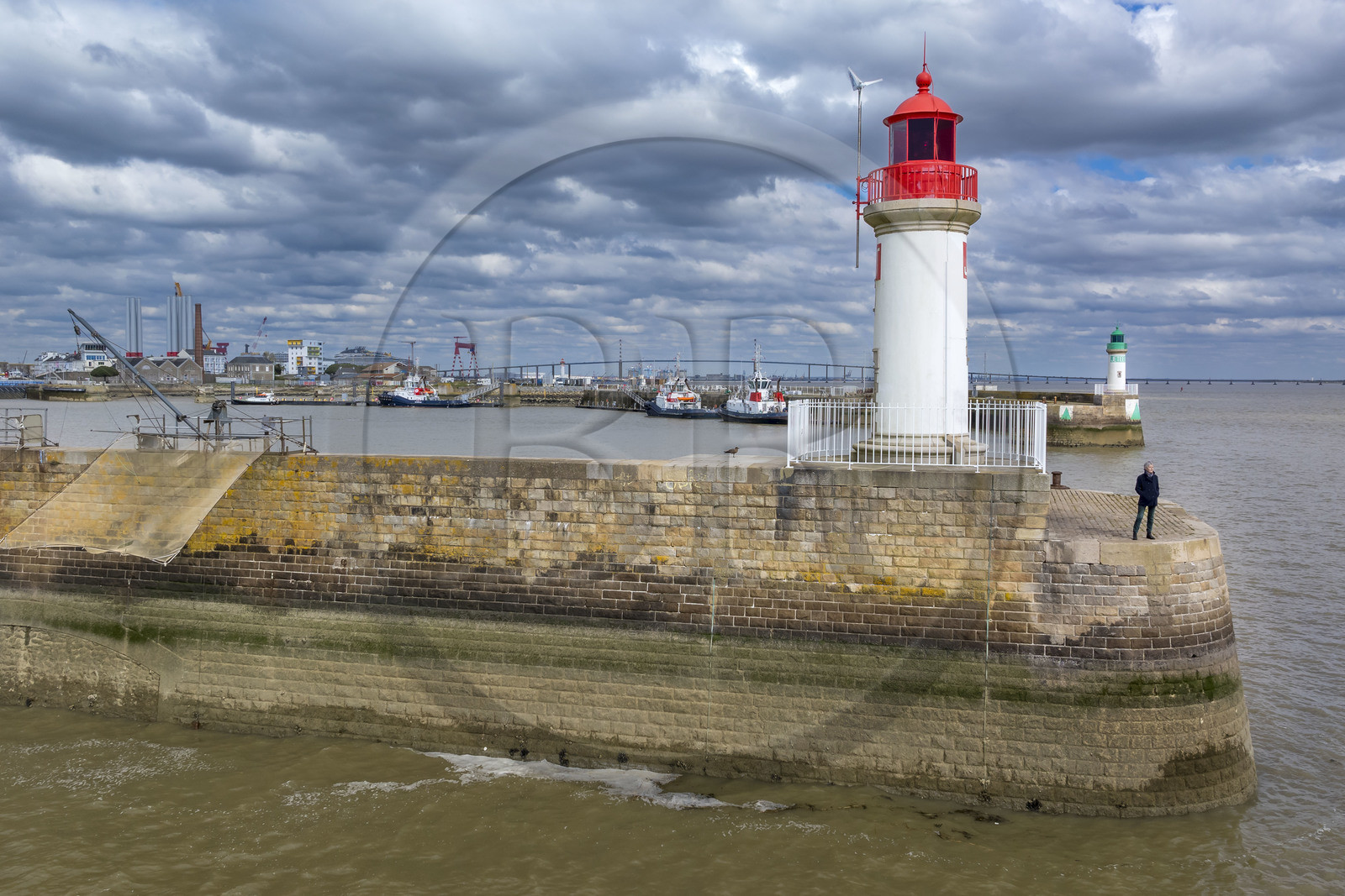 France, Loire-Atlantique (44), Saint-Nazaire, le phare de la jetée ouest sur la pince de crabes (surnom donné à l'entrée Sud au bassin portuaire par les deux jetées)(vue aérienne) France, Loire-Atlantique (44), Saint-Nazaire, le phare de la jetée ouest sur la pince de crabes (surnom donné à l'entrée Sud au bassin portuaire par les deux jetées)(vue aérienne)