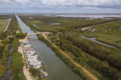 France, Gard (30), la Petite Camargue, Vauvert, le port de Gallician sur le canal du Rhône à Sète (vue aérienne)