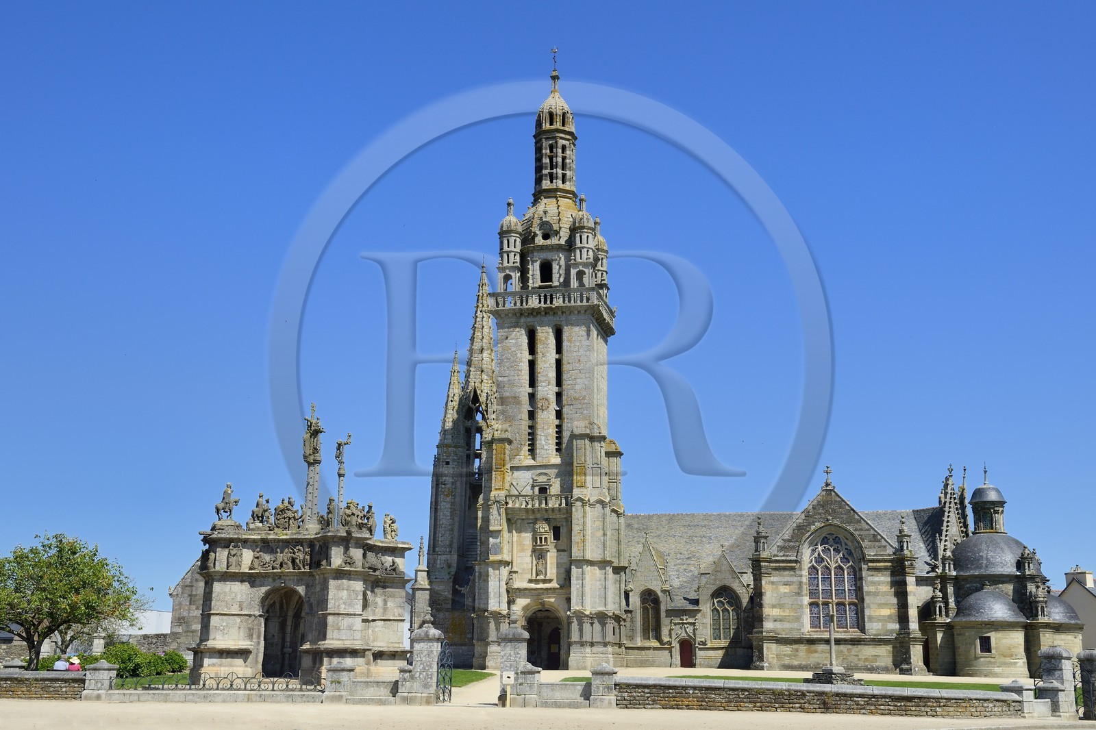 France, Finistère (29), Pleyben, l'église et le calvaire dans l'enclos paroissial