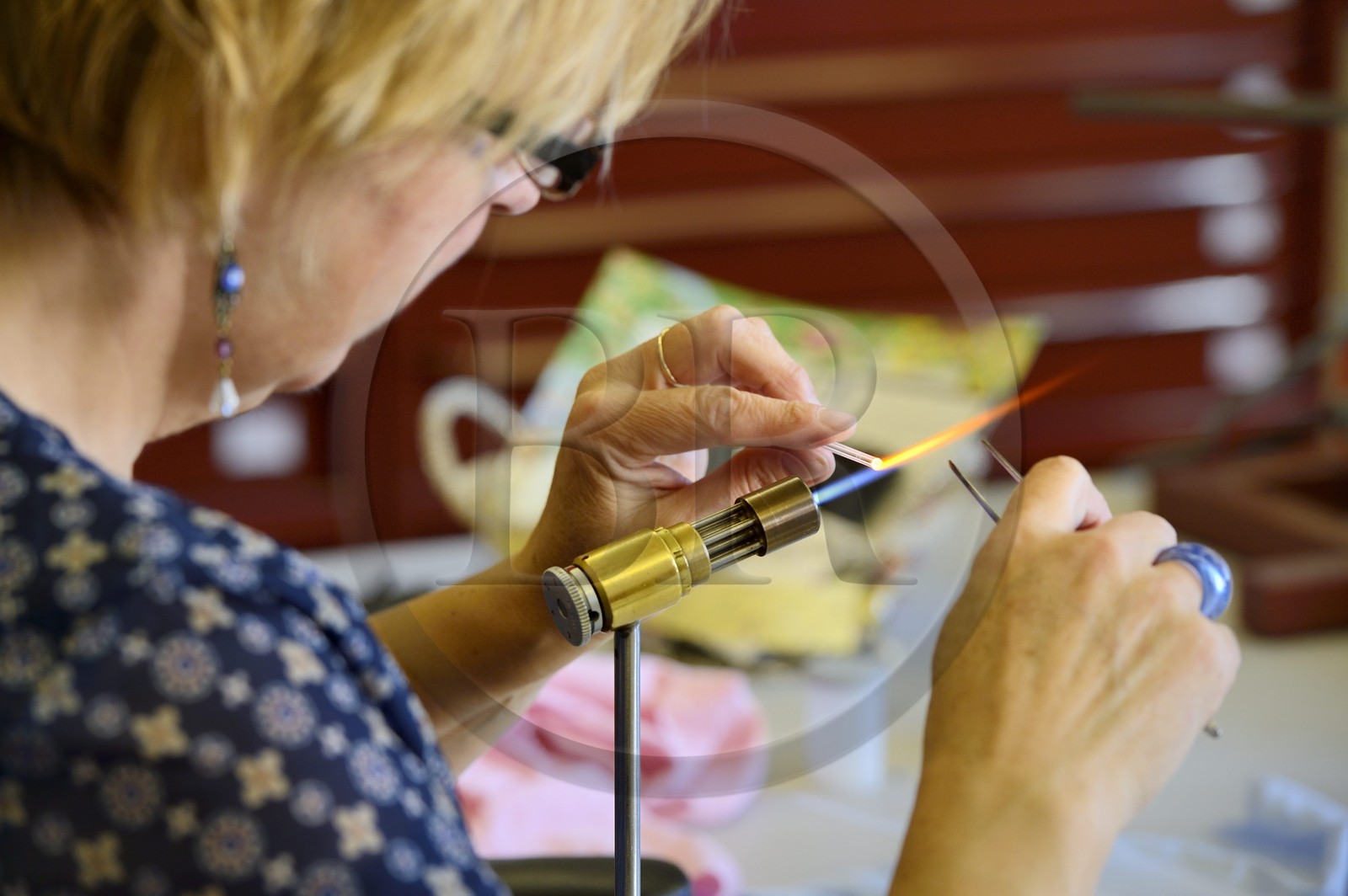 France, Moselle (57), Saint-Louis-les-Bitche, la Cristallerie Saint-Louis, préparation d'une boule presse-papiers à partir de baguettes de cristal de couleur modelés au chalumeau, aux pincettes et ciseaux