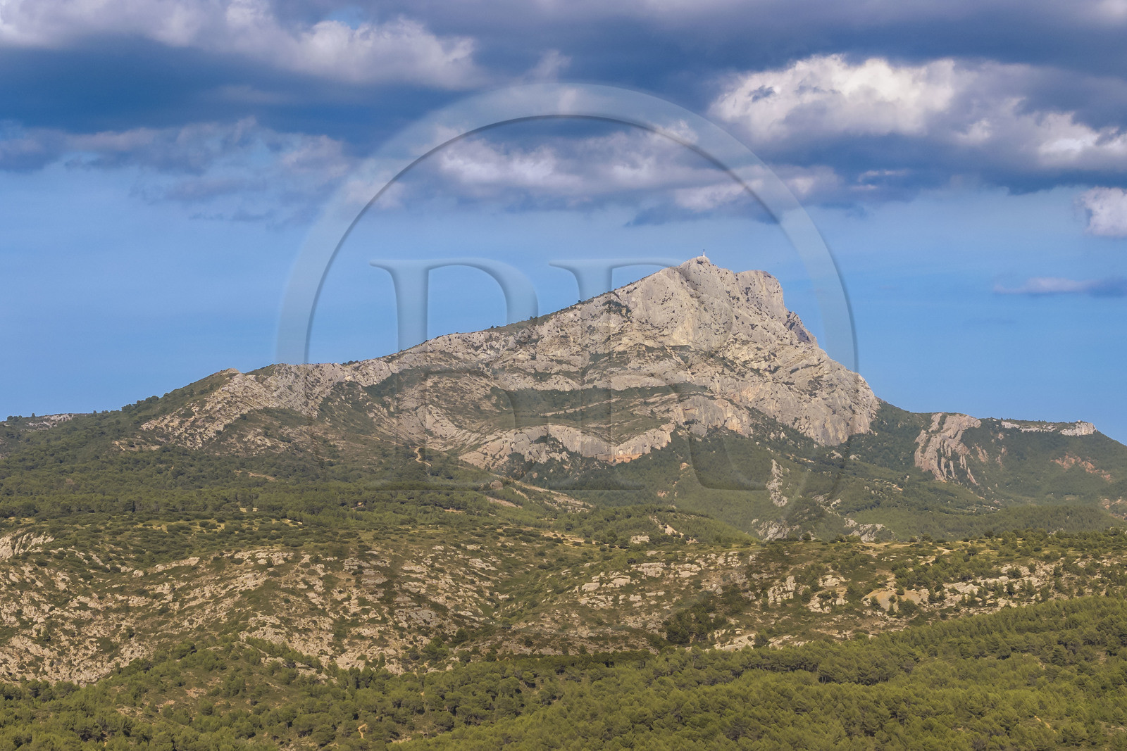 France, Bouches-du-Rhône (13), Aix en Provence, la montagne Sainte Victoire vue depuis le plateau de Bibemus (vue aérienne)