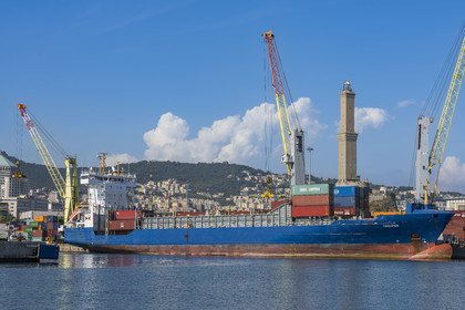 Italie, Ligurie, Gênes, le terminal conteneur du port de commerce et le phare de la Lanterna en arrière plan