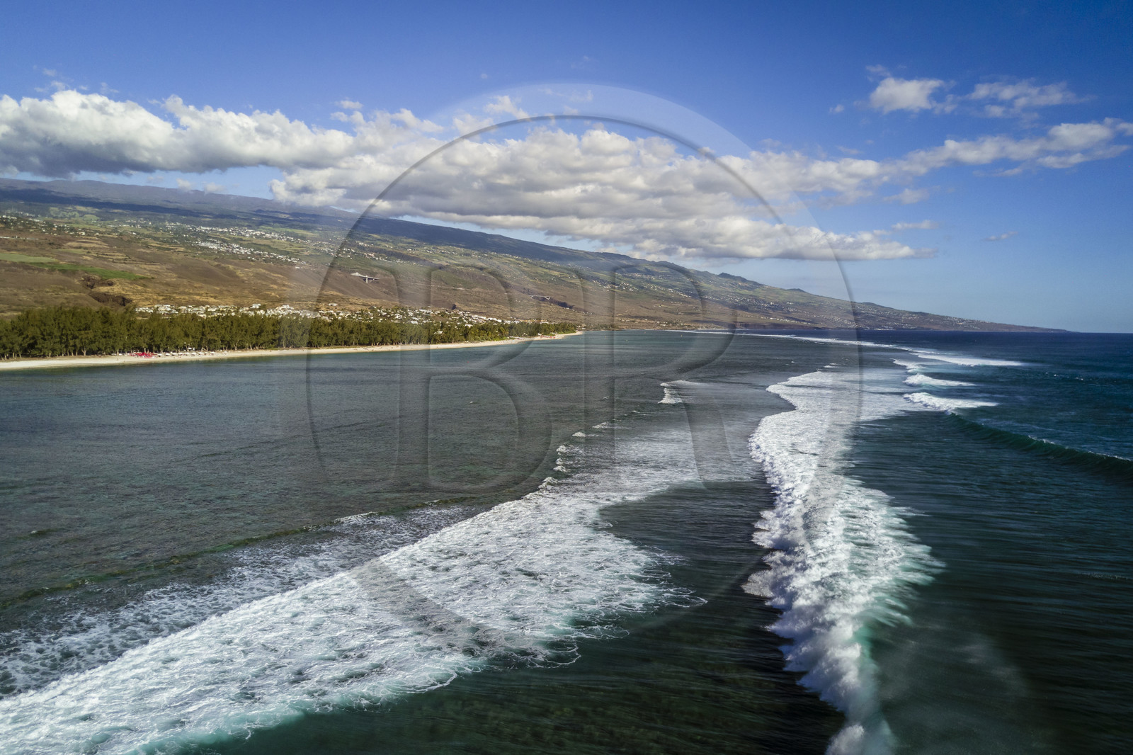 France, île de la Réunion, la Cote Ouest, plage du lagon de Saint-Gilles-Les-Bains à l'Ermitage-les-Bains, la limite Est du lagon (vue aérienne)