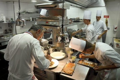 France, Rhône (69), Lyon, restaurant de la Mère Brazier fondé en 1921 par Eugénie Brazier, Mathieu Viannay Chef doublement étoilé au guide Michelin et sa brigade en cuisine