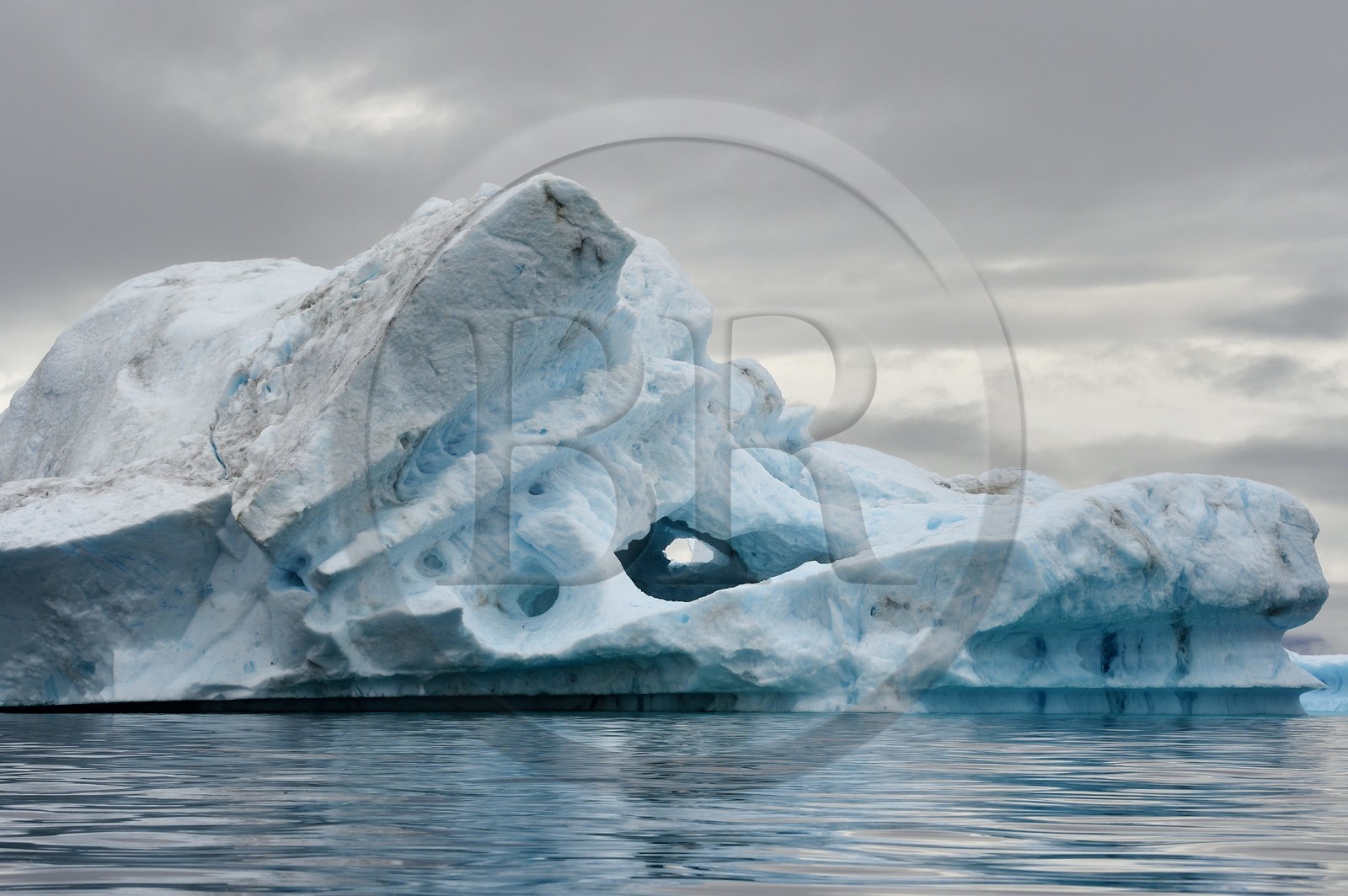 Groenland, cote Nord-Ouest, mer de Baffin, iceberg dans Inglefield Fjord vers Qaanaaq, forme animal Groenland, cote Nord-Ouest, mer de Baffin, iceberg dans Inglefield Fjord vers Qaanaaq, forme animal