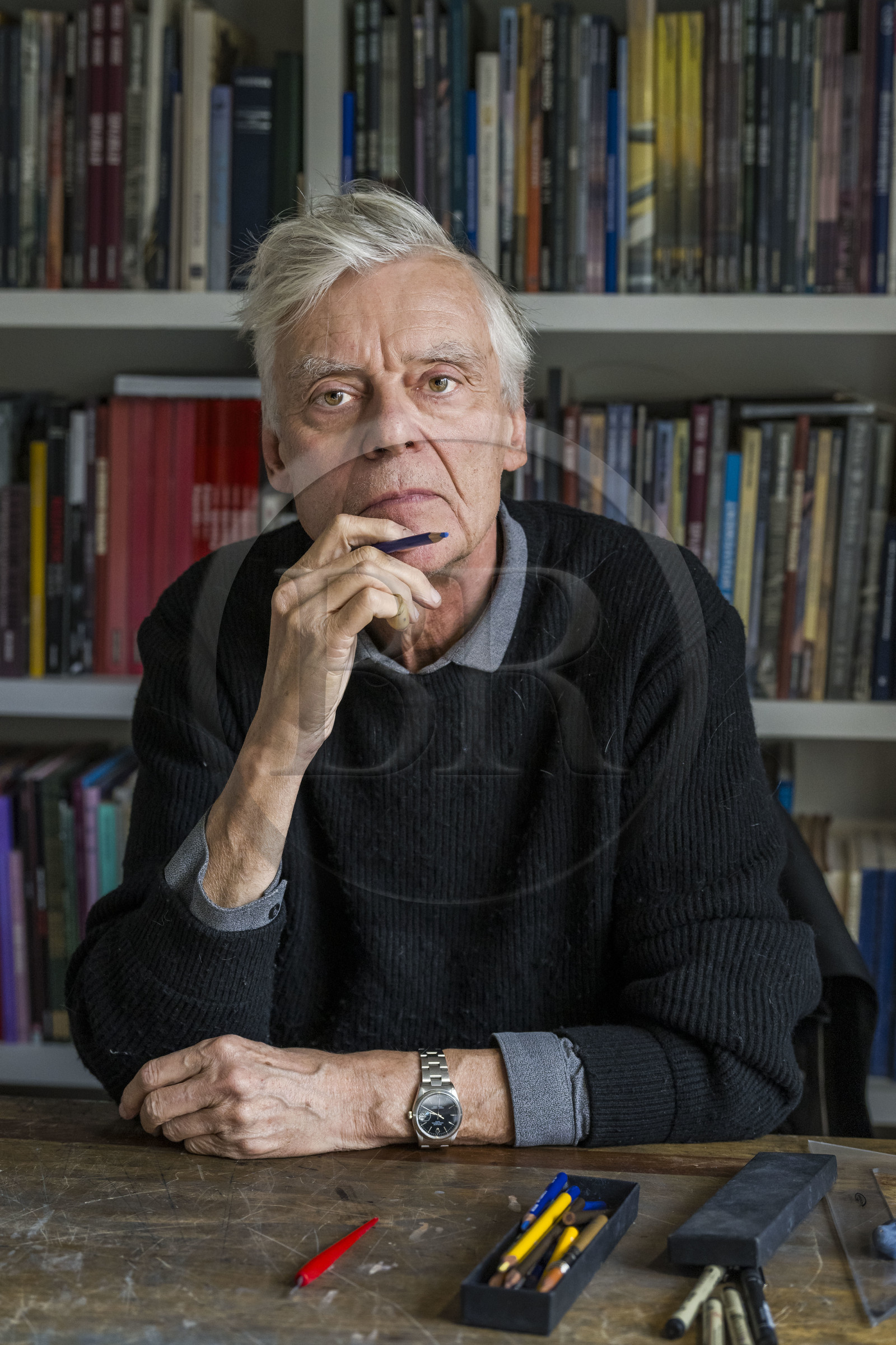 France, Paris (75), le dessinateur et auteur de bande-dessinée François Schuiten dans son atelier parisien France, Paris (75), le dessinateur et auteur de bande-dessinée François Schuiten dans son atelier parisien