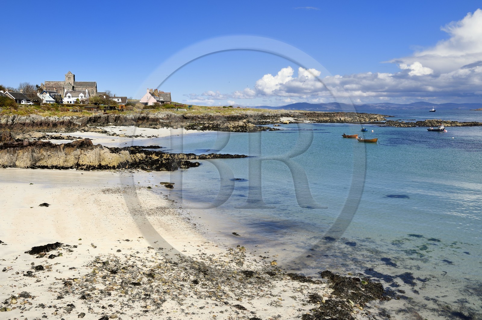 Royaume-Uni, Ecosse, Highland, Hébrides intérieures, Ile de Iona face à l'Ile de Mull, abbaye d'Iona en bordure de mer