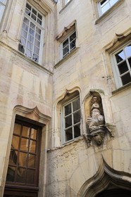 France, Côte d'Or (21), Dijon, Hôtel Filsjean de Mimande rue des Godrans, statue de Sainte-Marguerite écrasant un dragon
