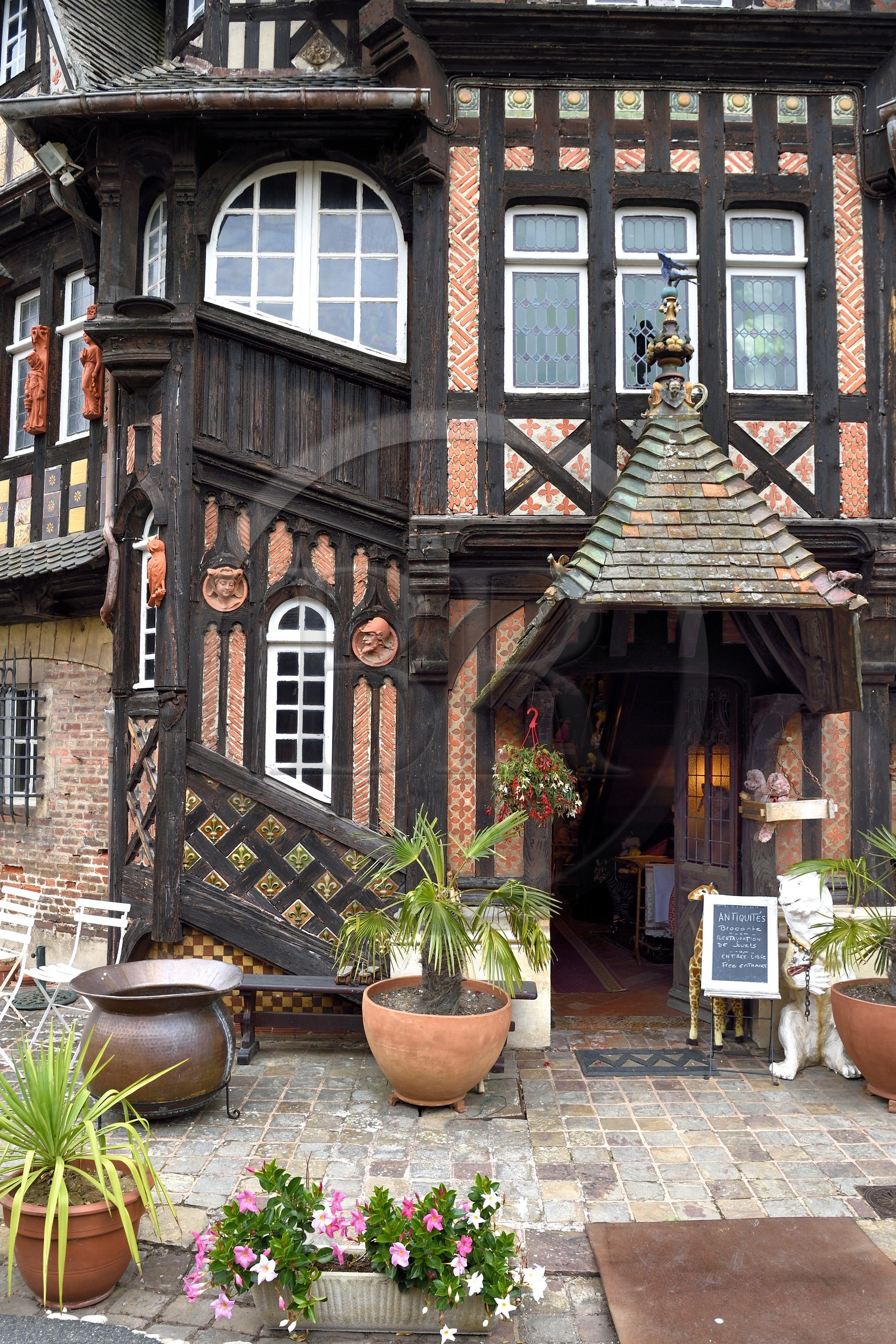 France, Calvados (14), Pays d'Auge, Bavent, poterie du Mesnil de Bavent, maison à pans de bois et briques, le manoir