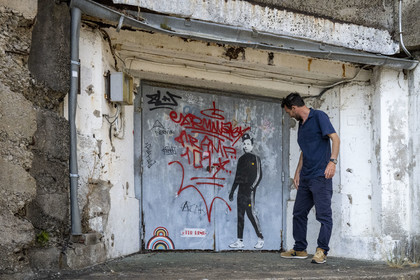 France, Morbihan (56), Lorient, Lorient La Base, ancienne base de sous-marins construite par les Allemands durant la Seconde Guerre mondiale, Artur Rimbo collage de Mastabilo