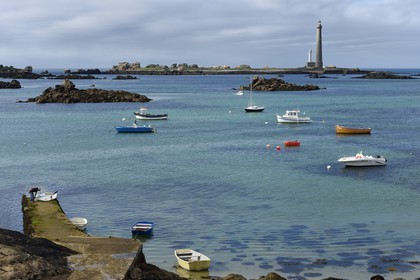 France, Finistère (29), Pays des Abers, Plouguerneau, Ile Vierge dans l'archipel de Lilia vu depuis la Pointe du Kastell Ac'h, le phare de l'ile Vierge le plus haut phare d'Europe d'une hauteur de 82,5 mètres