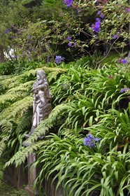 Portugal, Ile de Madère, Funchal, le jardin tropical Monte Palace, des sculptures ornent le jardin