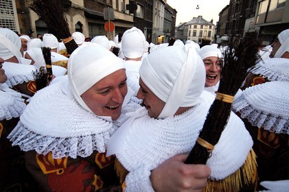 Belgique, Wallonie, carnaval de Binche, Gilles de Binche portant son masque spécifique avec un ramon (bois) à la main