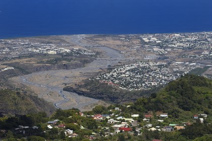 France, Ile de la Reunion, Parc National de la Réunion classé Patrimoine Mondial de l'UNESCO, La Possession, le village de Dos d'Ane au premier plan dans les hauteurs et la Rivière des Galets en arrière plan