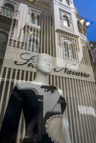 Espagne, Andalousie, Séville, calle Cerrajeria, vitrine de magasin de vêtements
