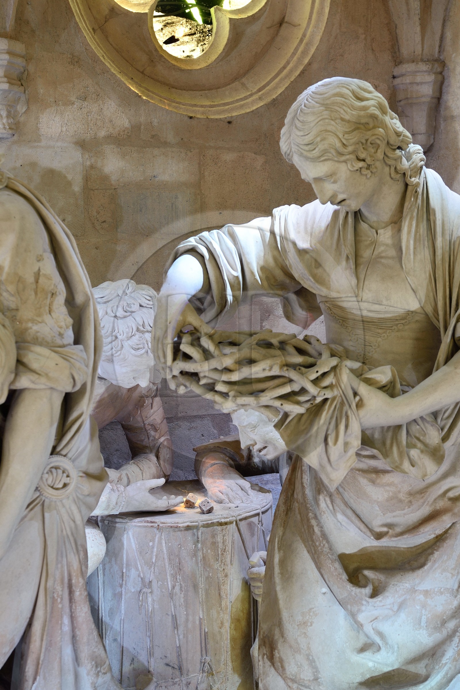 France, Meuse (55), Saint-Mihiel, église Saint-Etienne, le Sépulcre ou mise au tombeau par le sculpteur Ligier Richier (XVIème siècle), une femme debout tient la couronne d'épines