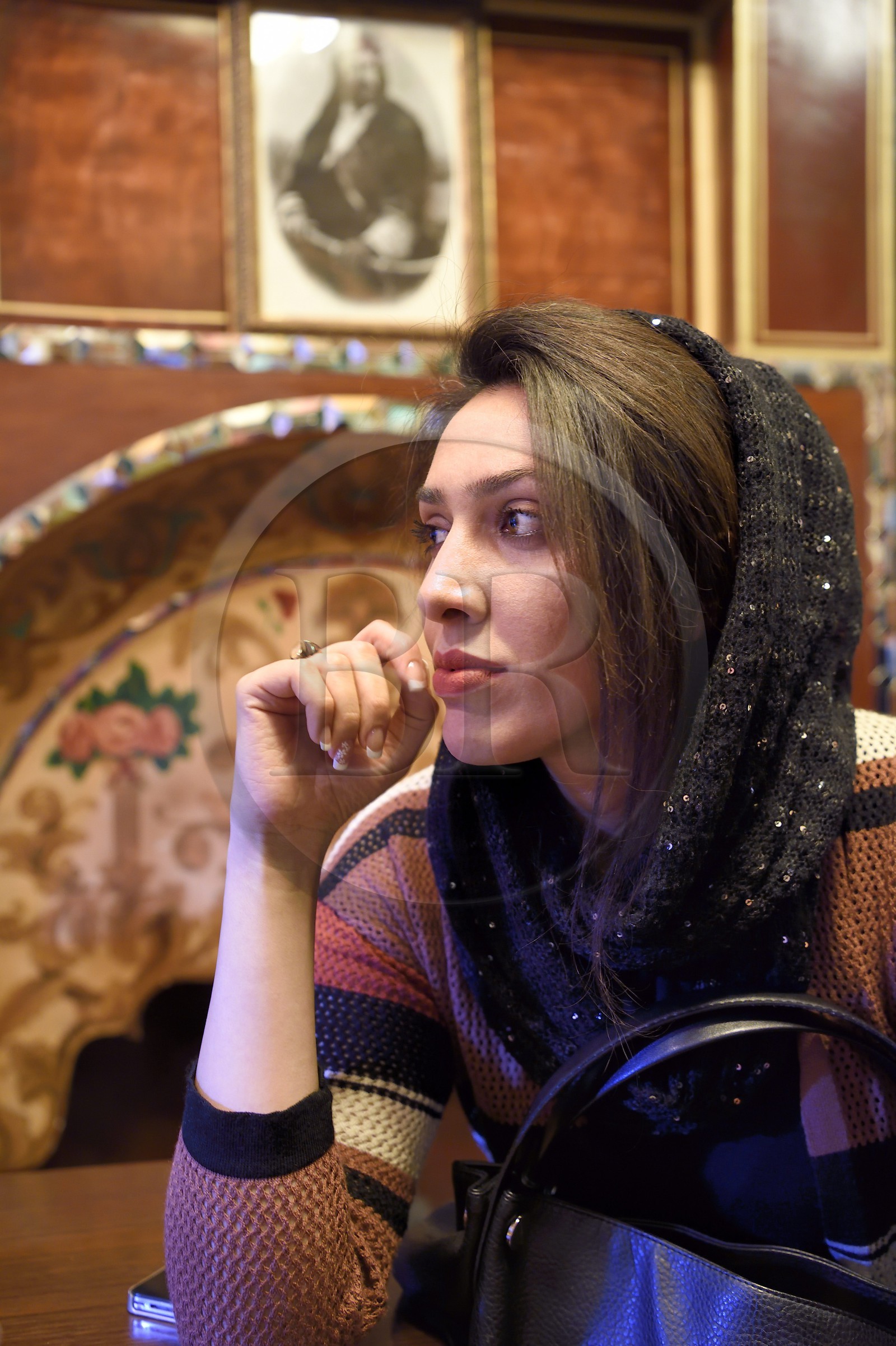 Iran, province d'Ispahan, Ispahan, quartier arménien de la Nouvelle-Djoulfa (Nor Djoura), Firuz Cafe à Julfa square, jeune femme iranienne qui se nomme Agar Iran, province d'Ispahan, Ispahan, quartier arménien de la Nouvelle-Djoulfa (Nor Djoura), Firuz Cafe à Julfa square, jeune femme iranienne qui se nomme Agar