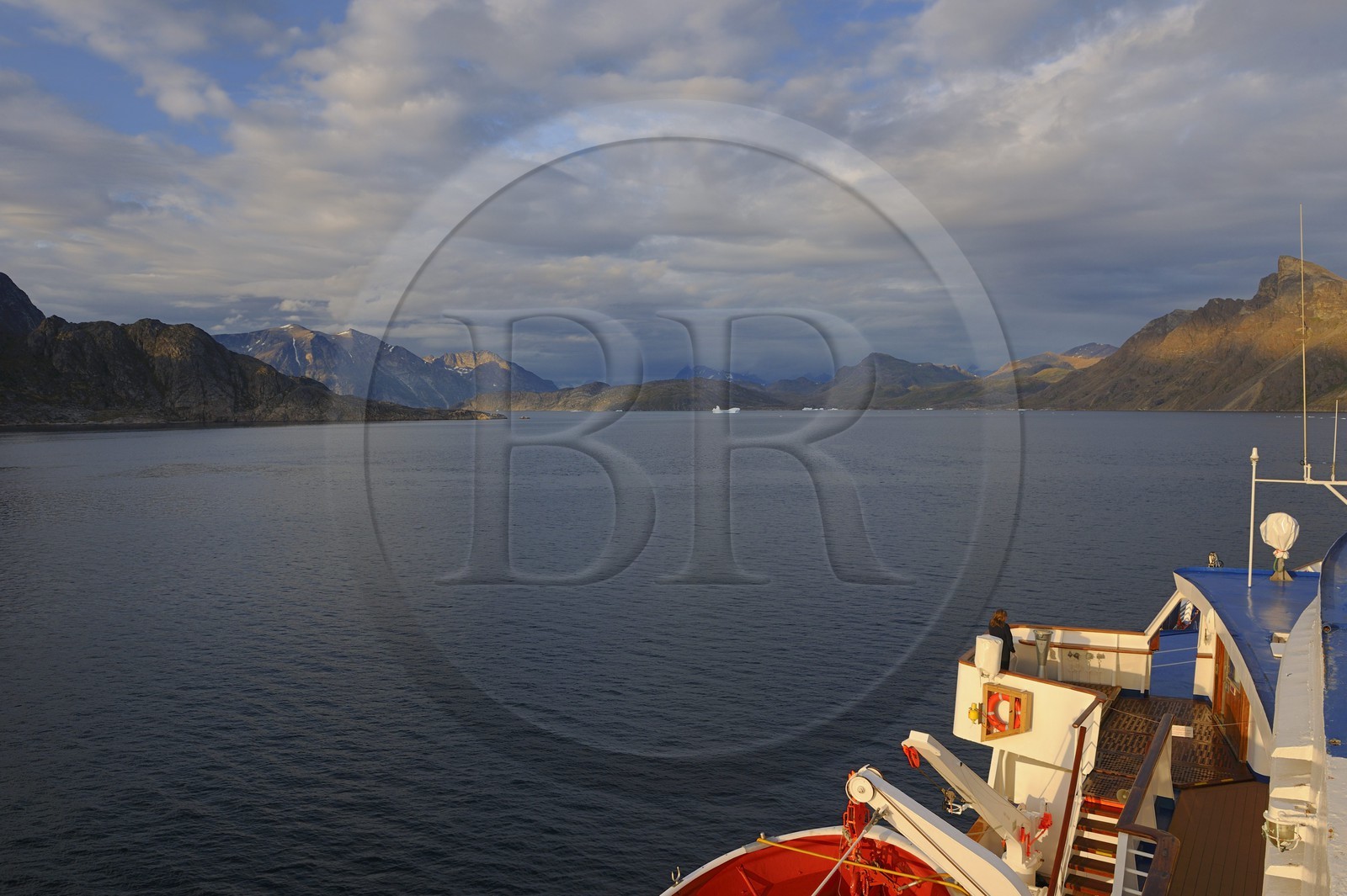 Groenland, fjord de Nanortalik, le bateau de croisière le Princess Danané