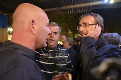 France, Haute-Corse (2B), région du Niolu (Niolo), Casamaccioli, fête de la Santa du Niolu, paghjella ou chant polyphonique corse improvisé par un groupe d'amis, main sur l’oreille, dans une des buvettes