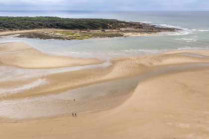 France, Vendée (85), Talmont-Saint-Hilaire, la Pointe du Payré, plage du Veillon et estuaire de la rivière Payré (vue aérienne)