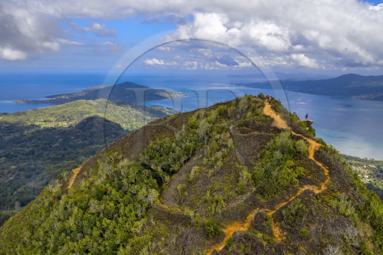 France, Ile de Mayotte, Grande-Terre, Réserve Forestière des Cretes du Sud, randonneurs au sommet du Mont Choungui (594 mètres) et la Baie de Bouéni en arrière plan (vue aérienne)