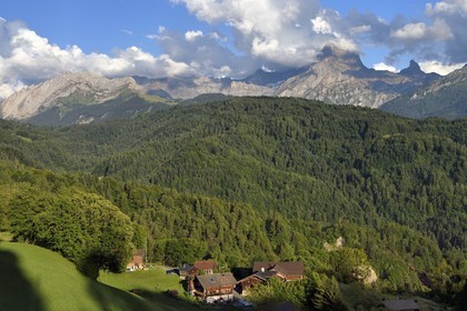 Suisse, Canton de Vaud, Ollon, hameau de Huémoz et le massif de l'Argentine en arrière plan