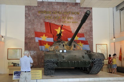 Vietnam, Hanoï, le musée de l'armée, char russe ayant participé à la prise de Saigon