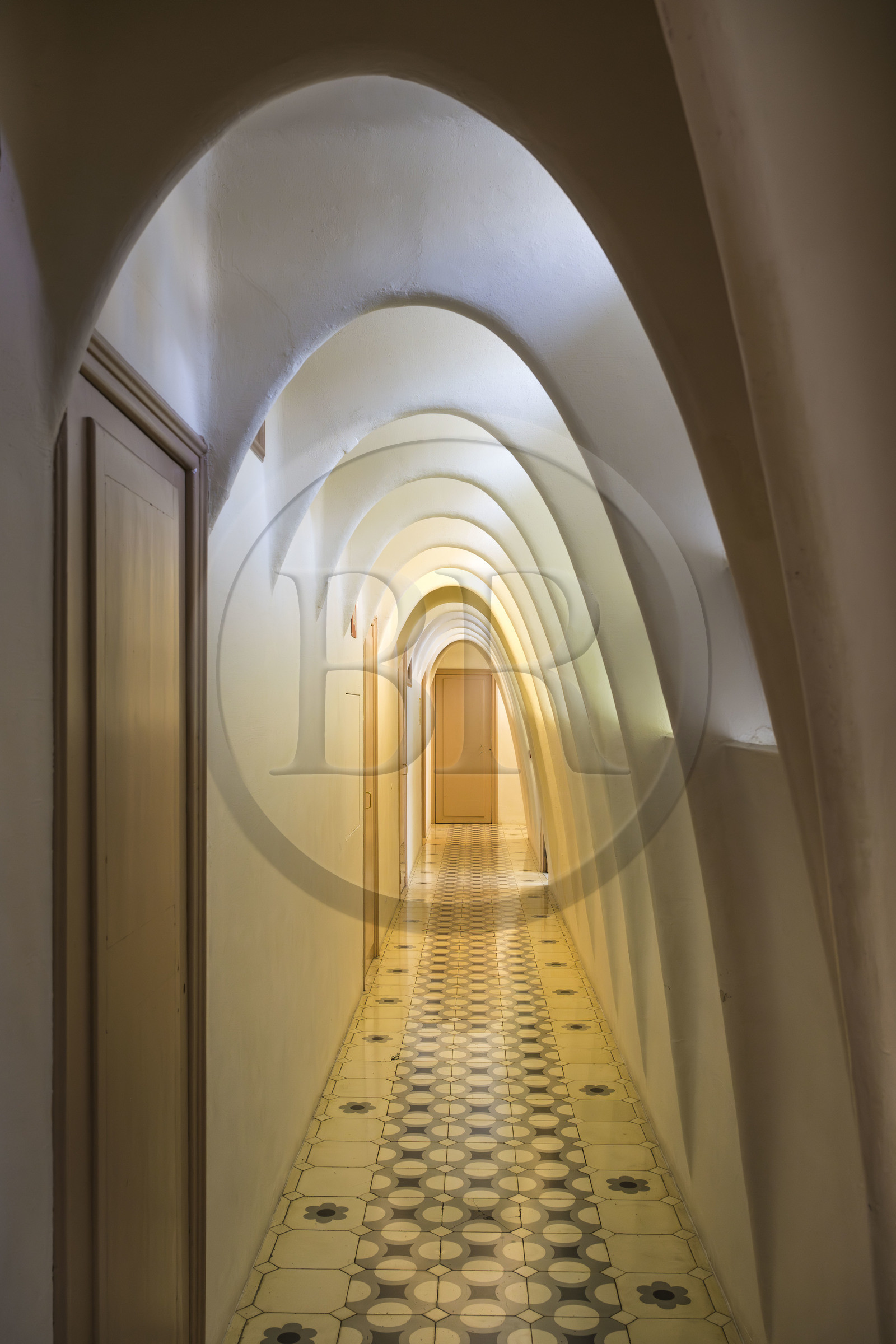 Espagne, Catalogne, Barcelone, quartier de l'Eixample, Passeig de Gracia, Casa Batllo de l'architecte du modernisme catalan Antoni Gaudi, site classé au Patrimoine Mondial de l'UNESCO, combles soutenus par des arcs caténaires