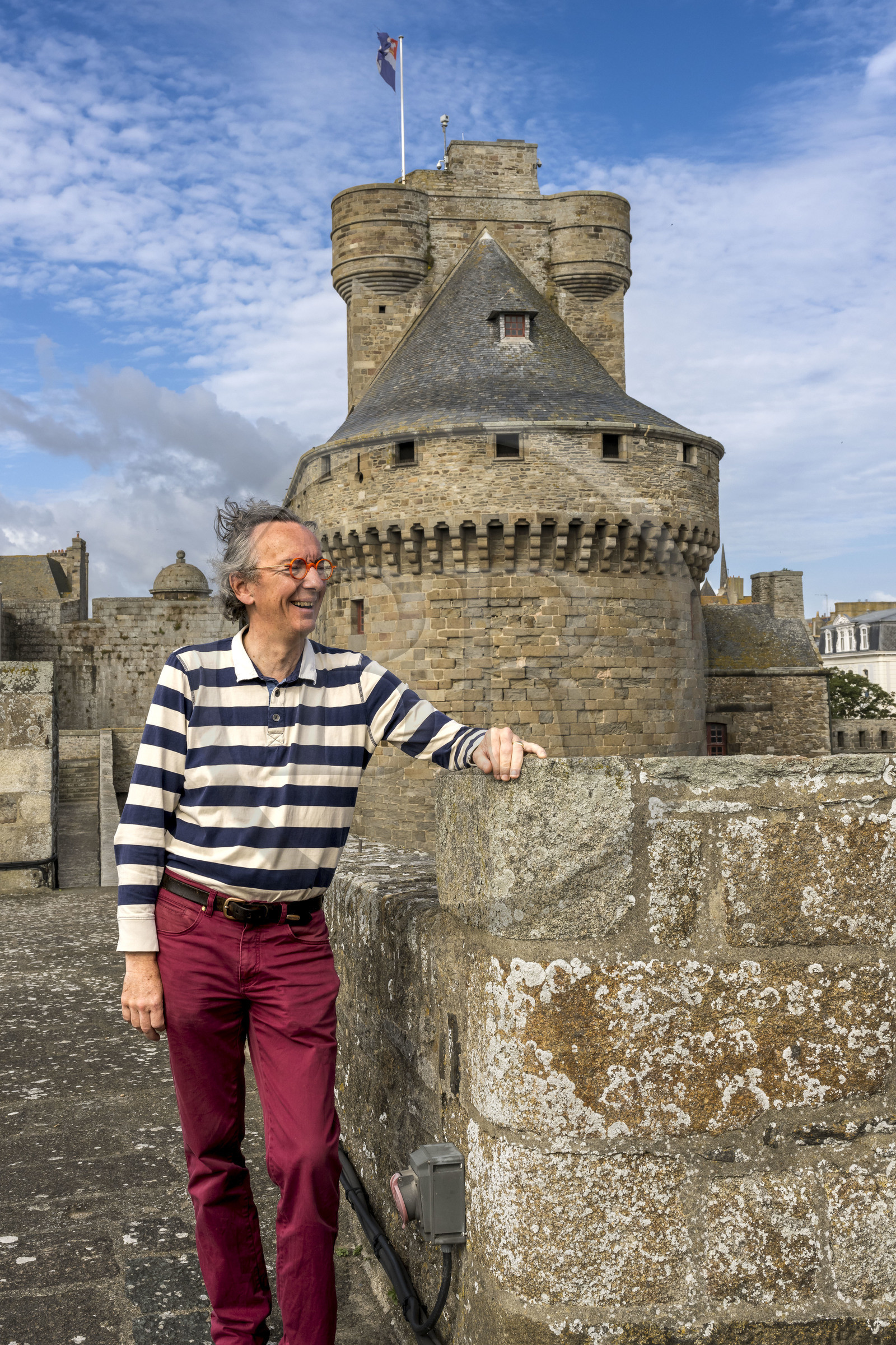 France, Ille-et-Vilaine (35), Côte d'Emeraude, Saint-Malo, l'historien malouin Olivier Chereil de la Rivière, propriétaire de l'Hotel particulier Magon, authentique demeure de corsaire du XVIIIème siècle, le donjon du chateau de Saint-Malo (XVème siècle) en arrière plan