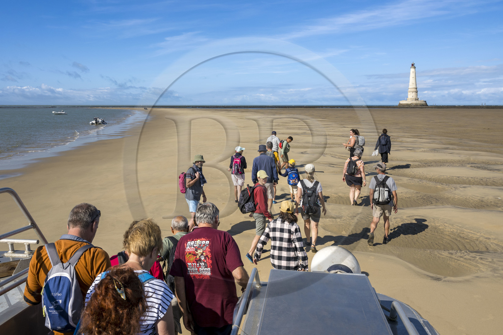 France, Gironde (33), le Verdon-sur-Mer, plateau rocheux de Cordouan, phare de Cordouan, classé Patrimoine Mondial de l'UNESCO, visite du phare avec transfert par bateau et chaland amphibie des croisières La Sirène