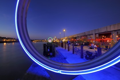 France, Loire-Atlantique (44), Nantes, l'Ile de Nantes, le Hangar à Bananes et les anneaux de Buren sur les quais de Loire