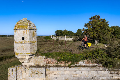 France, Charente-Maritime (17), Saintonge, Marennes-Hiers-Brouage, citadelle de Brouage, labellisé Les Plus Beaux Villages de France, les remparts batis de 1630 à 1640 sont munis d'échauguettes (vue aérienne)