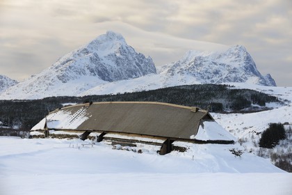 Norvège, Nordland, Îles Lofoten, musée viking de Borg sur l'ile de Vestvagoy en hiver, reconstruction d'une maison ancienne longue de 83 m