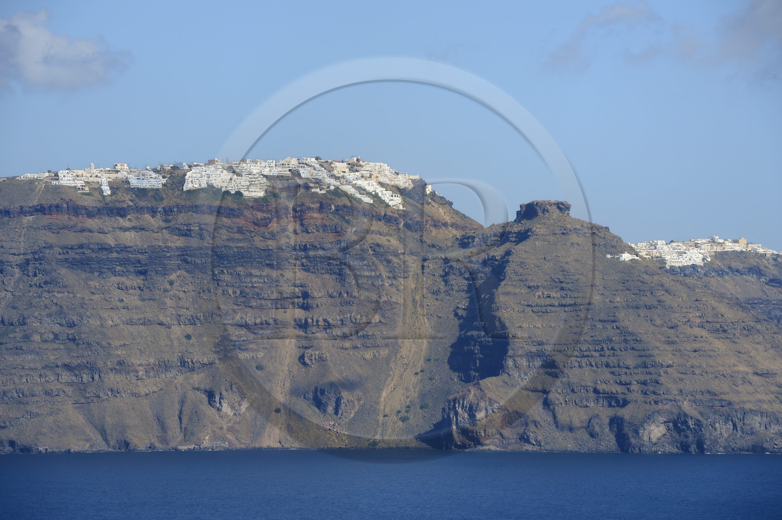 Grèce, Les Cyclades, mer Égée, île de Santorin (Thira ou Théra), les villages d'Imerovigli (à gauche) et de Thira (à droite) qui surplombent la caldeira