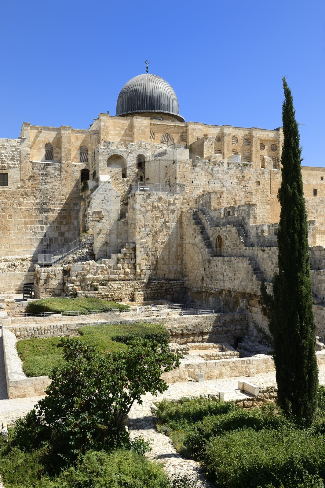 Israel, Jérusalem, ville sainte, vieille-ville classée Patrimoine Mondial de l'UNESCO, Le Mont du Temple vu du Centre Davidson, murs de soutènement sud de l'esplanade du Temple construite par Hérode Ier le Grand et la mosquée Al-Aqsa en hauteur