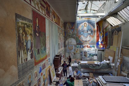France, Paris (75), quartier de Saint-Germain-des-Prés, Ecole nationale supérieure des Beaux-Arts, fabrication du mortier dans l'atelier de fresque de Philippe Bennequin