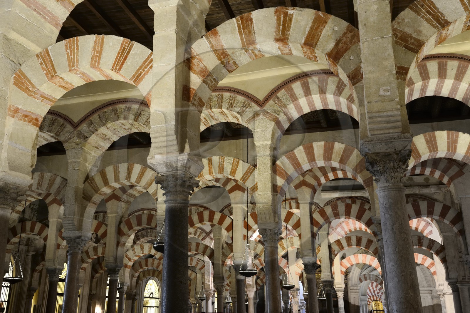 Espagne, Andalousie, Cordoue, centre historique classé Patrimoine Mondial de l'UNESCO, la Mezquita, mosquée-cathédrale, la forêt d'arcs et de colonnades illustre la monumentalité de l'Art omeyyade de Cordoue