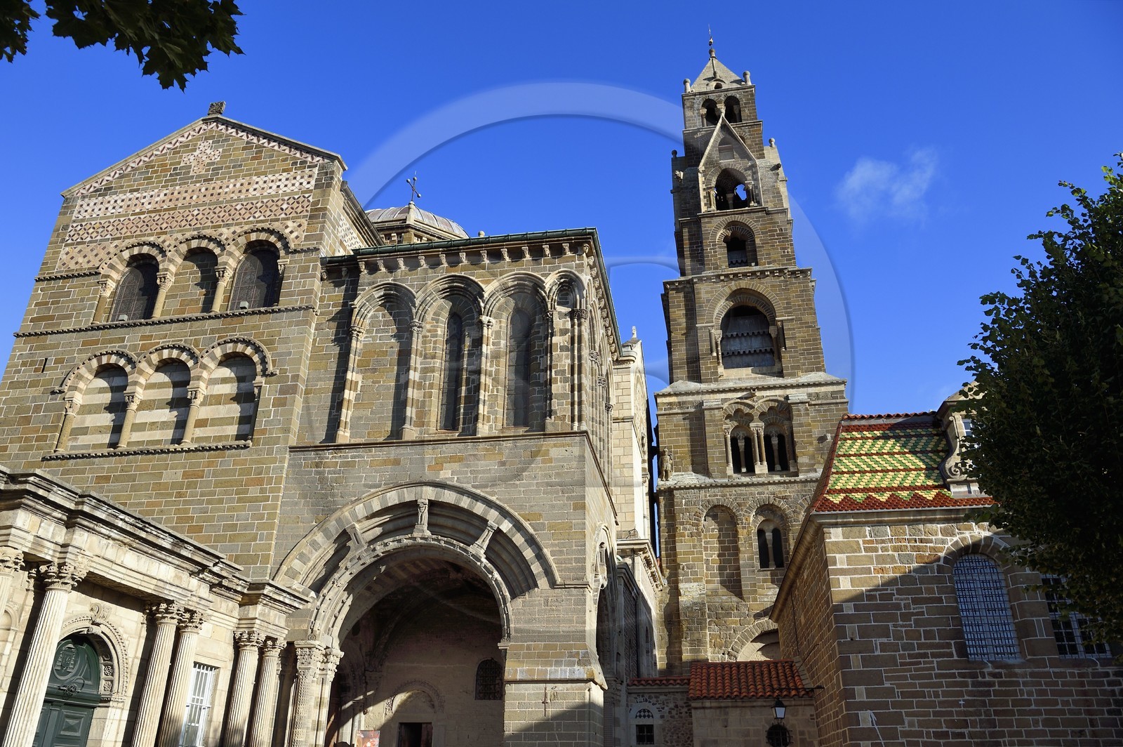 France, Haute-Loire (43), Le Puy-en-Velay, étape des chemins de Compostelle, la cathédrale Notre-Dame-de-l'Annonciation du XIIe siècle classée Patrimoine Mondial de l'UNESCO, porche du For et le clocher haut de 56m composé de sept étages