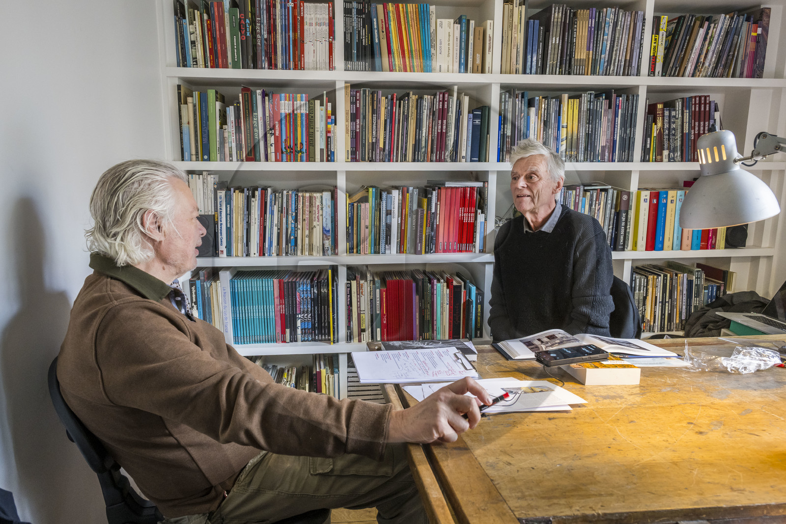 France, Paris (75), le dessinateur et auteur de bande-dessinée François Schuiten dans son atelier parisien, interview par l'artiste et critique d'art Pierre Lamalattie pour Artension France, Paris (75), le dessinateur et auteur de bande-dessinée François Schuiten dans son atelier parisien, interview par l'artiste et critique d'art Pierre Lamalattie pour Artension